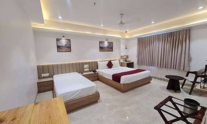 Surat Hotel | HOTEL THE GRAND MURLI