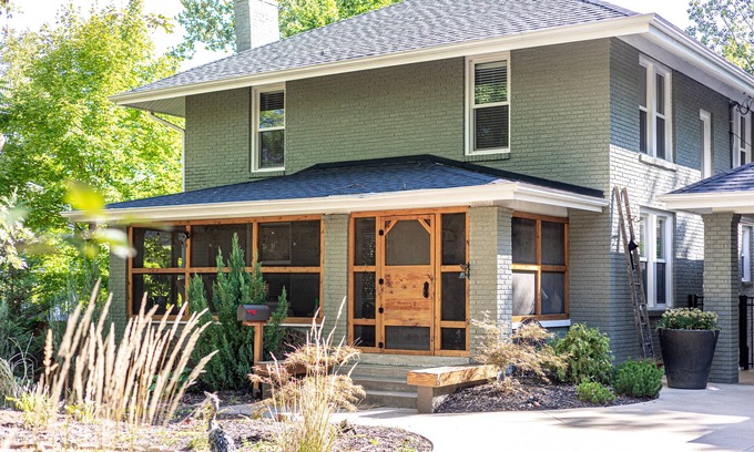 Columbia House | HOTTUB! private outdoor spaces-WALK downtown and MU. PETS OK Top Notch finishes