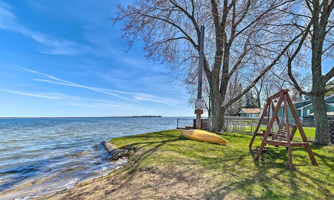 Houghton Lake Apartment | Houghton Lake Studio w/ Private Resort Beach!