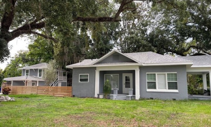 Winter Garden House | House 2 Bedrooms/2 full bathrooms Downtown Winter Garden