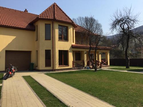 Polyana House | House by the river