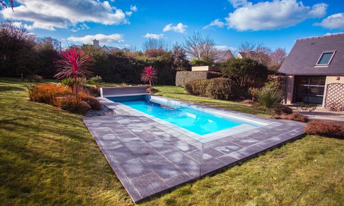 Penvenan Ski Chalet | House for 10 with large garden and swimming pool