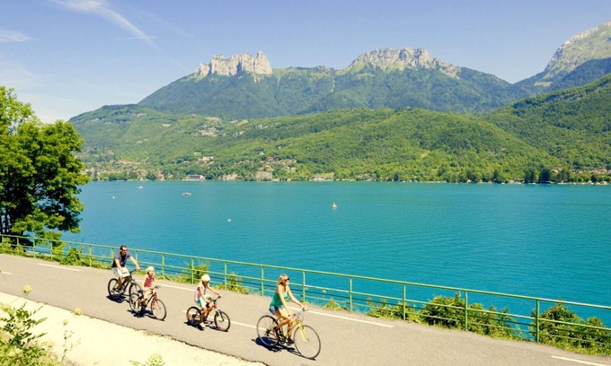 Chaparon Villa | House full of character with private heated pool, park, Annecy lake view