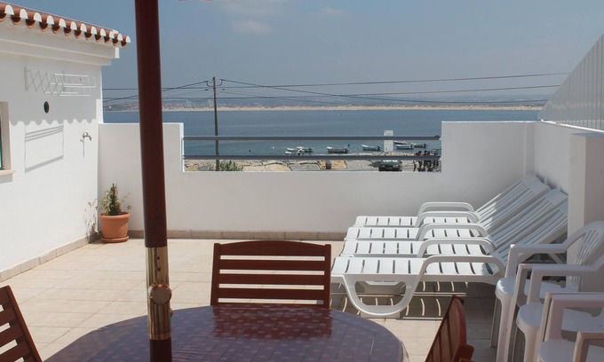 Peniche de Cima Villa | House in Peniche (Papoa) overlooking the bay