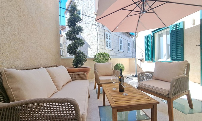 Split Apartment | House Olenta