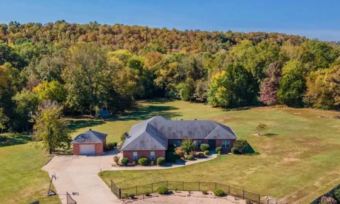 Greenbrier House | House on Large Property Near Dead Center of Total Solar Eclipse Pathway!