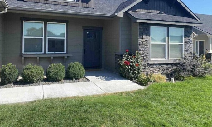 Stratford House | House on the golf course, excellent getaway home!