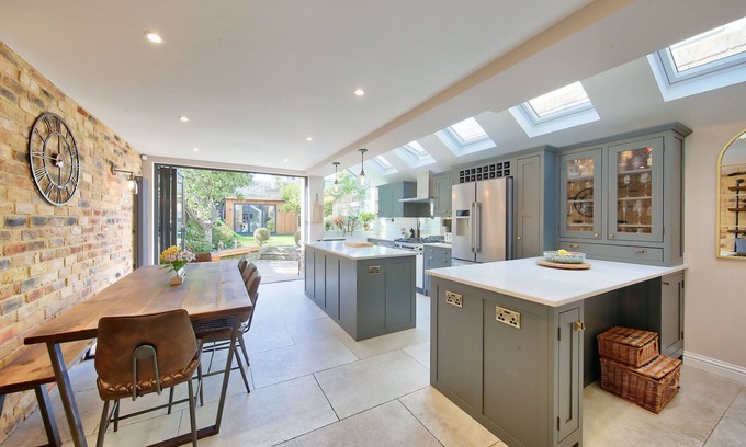 Wimbledon House | House - Sleeps 8 - Garden - Children's Play Area