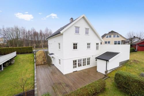 Kvernevick Villa | House with 5 bedrooms, 2 bathrooms, available for ONS