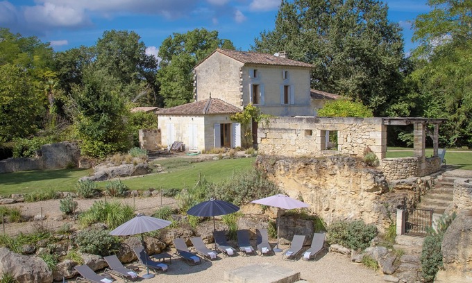 Naujan-et-Postiac House | House with character and award winning swimming pool