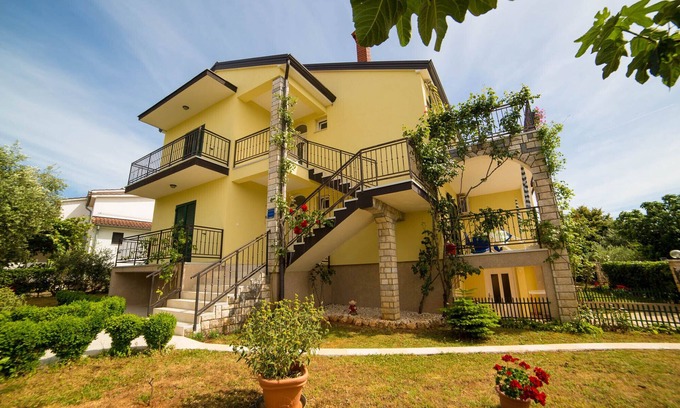 Gulici Apartment | House with garden, opposite is a green park with toys.