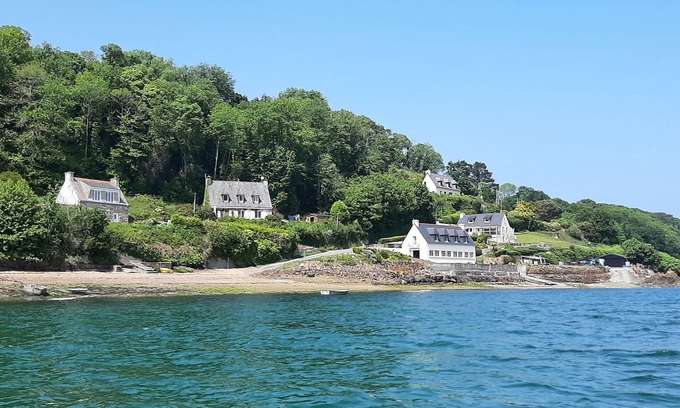 Lezardrieux House | House with sea view, foot in the water