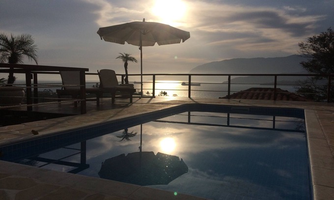 Portinho House | House with swimming pool for up to 8 people, beautiful views of the sea and the Atlantic forest.
