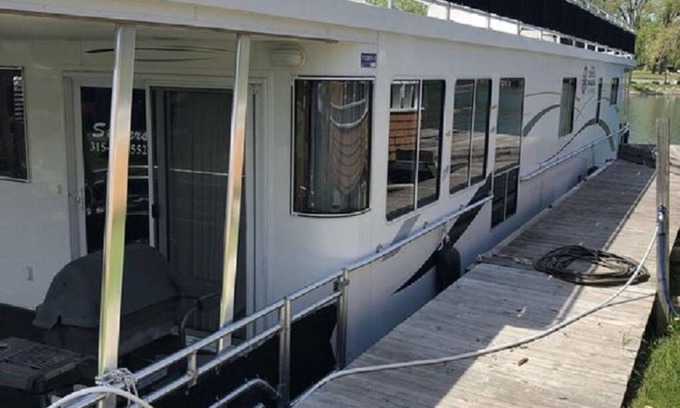 Oaks Corners Boat Rental | Houseboat at the Mouth of Seneca Lake!