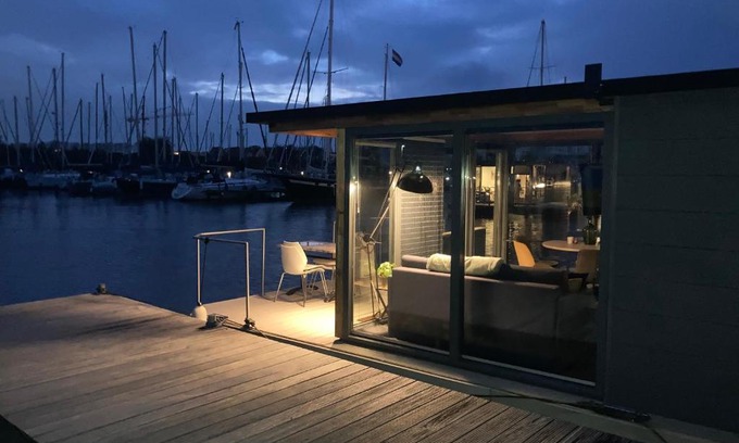 Monnickendam Boat Rental | Houseboat De Amstel