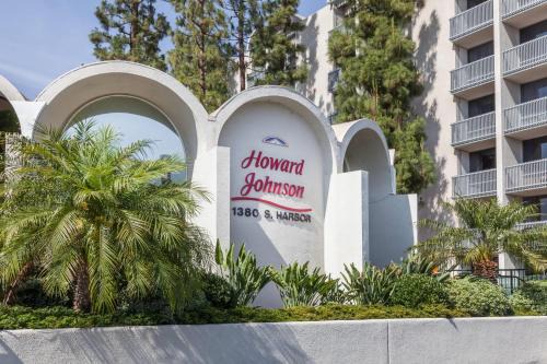 Anaheim Resort Hotel | Howard Johnson by Wyndham Anaheim Hotel & Water Playground
