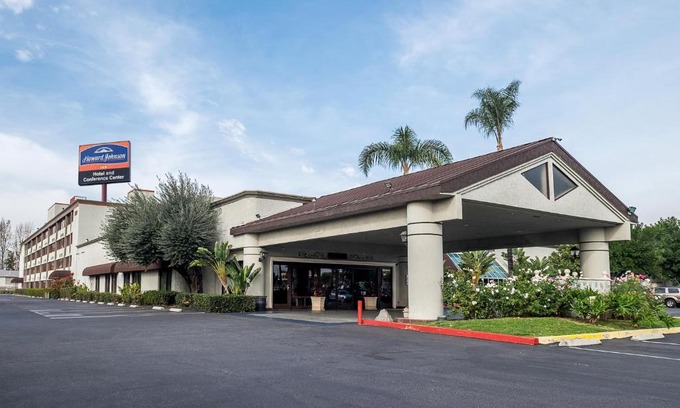 Northwest Anaheim Hotel | Howard Johnson by Wyndham Fullerton/Anaheim Conference Cntr