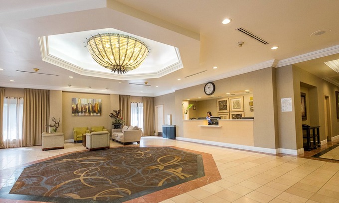 Northwest Anaheim Hotel | Howard Johnson Hotel&Conf Cntr by Wyndham Fullerton/Anaheim
