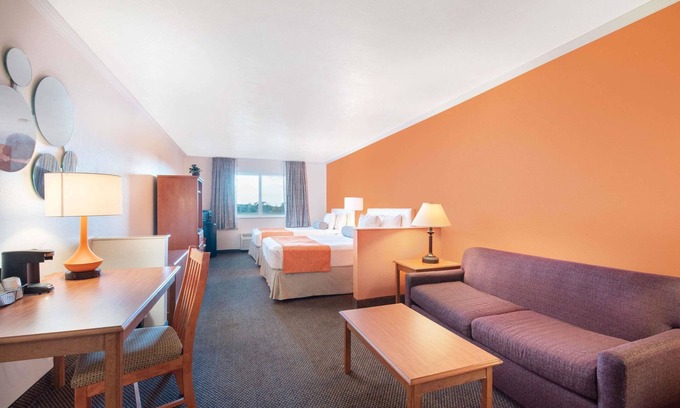 Oacoma Hotel | Howard Johnson Hotel & Suites by Wyndham Oacoma