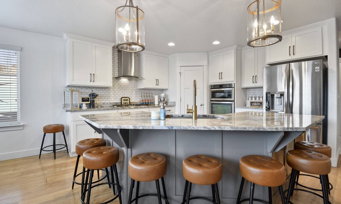 Heber House | Huckleberry Lane Stunner | 6br 4ba | Hot Tub | Game Room | RV Parking | Massage Chair
