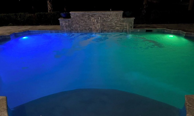 Sunshine House | Huge 5 bedroom in Baton Rouge with Pool, Theatre 55m to New Orleans Super Bowl