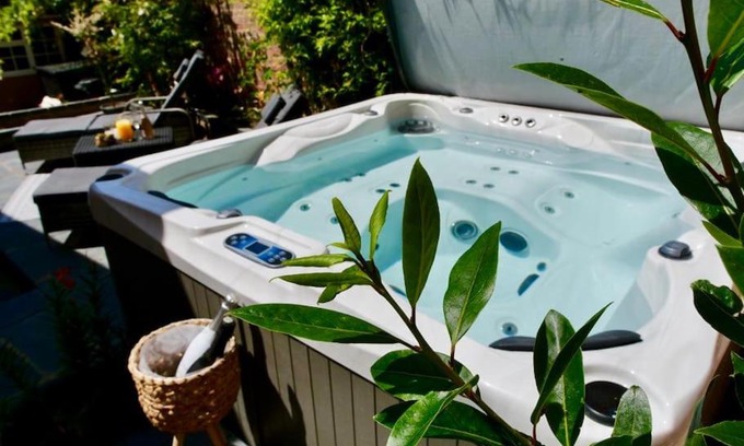 Saffron Walden House | Huge Luxury 8 Bed Manor House Hot Tub Pool Table