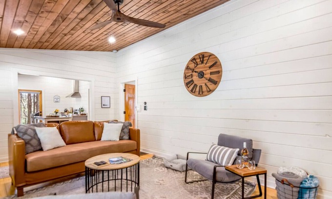 Ellijay Cabin | Huge yard | Pool Table | Hot Tub