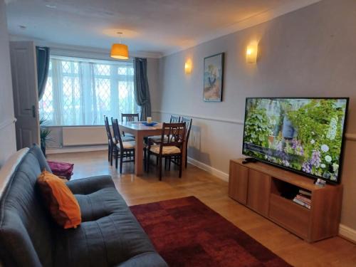 Dunstable House | Huku Kwetu Melo House, A 4 Bedroomed House with Strong Double and King-size Beds Suitable for Builders and Contractors