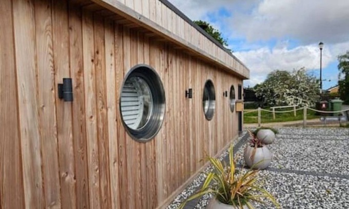 Grimsby Cabin | Humberston Fitties Boathouse