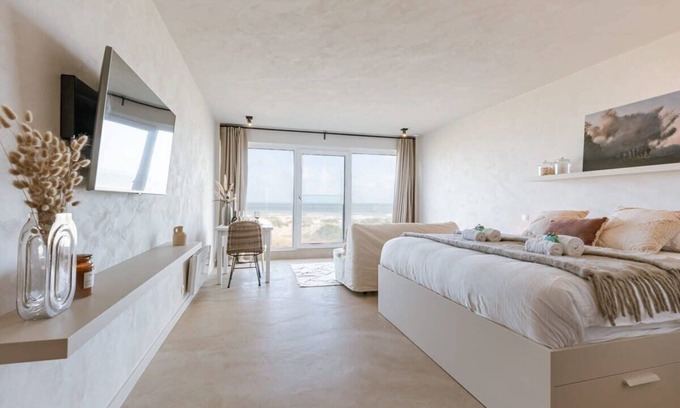 Oostduinkerke-Bad Apartment | Huswell - Modern studio with magnificent seaview