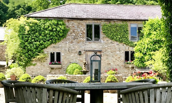 Honiton House | Hutchinghayes Barn - Two Bedroom House, Sleeps 4