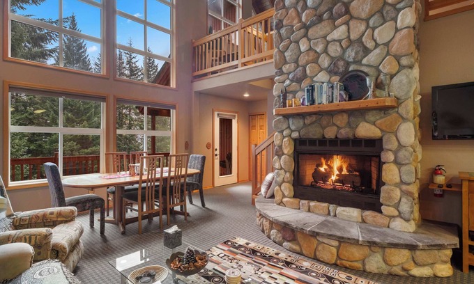 Hyak House | Hyak | 5 mins to Ski Hill | Fire Place