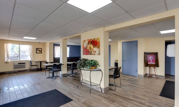Quad Cities Hotel | I-80 Inn & Suites