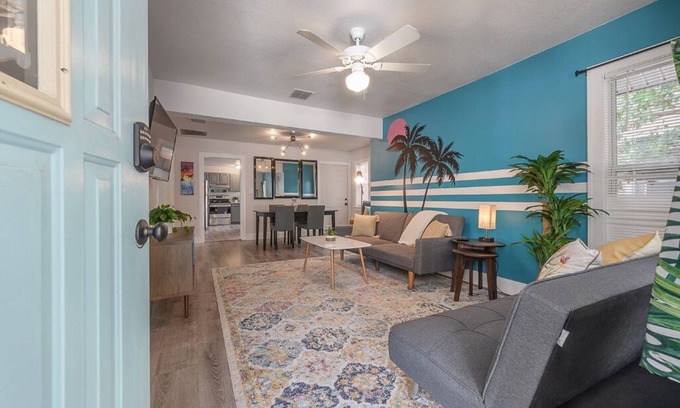 Kenwood Apartment | I HeART the Burg - 2BR Apt|St Pete|Central Ave