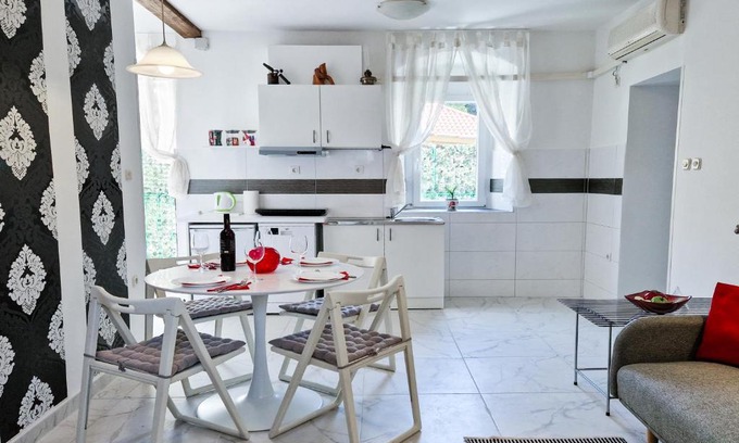 Split Apartment | I smile
