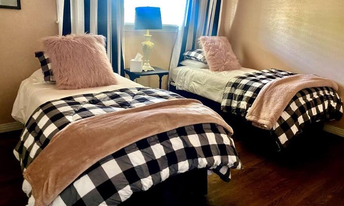 Amarillo House | I40 Large Tuscany 4 bed 20min PDC