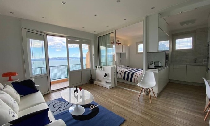 Evian-les-Bains Apartment | Idéalement Situé sur les Quais D'evian Avec vue Panoramique sur le lac Léman