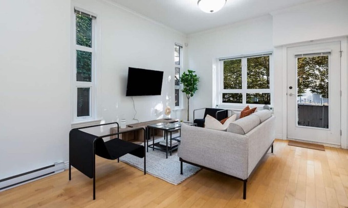 Marpole House | Ideal 3-Bedroom Home - Marine Gateway