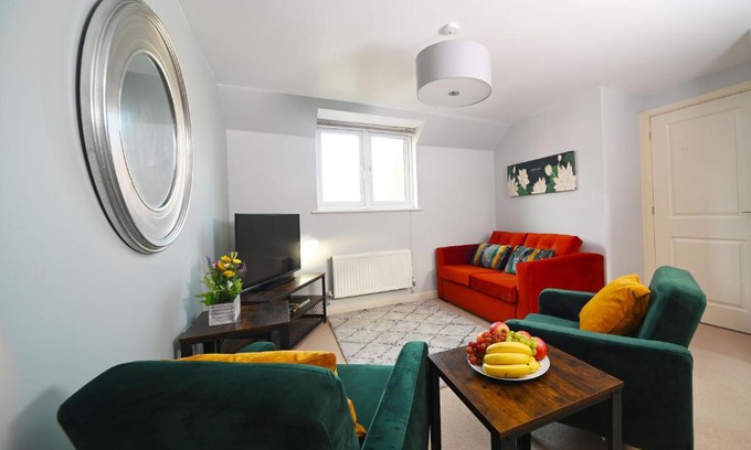 Swindon Apartment | Ideal Coach House