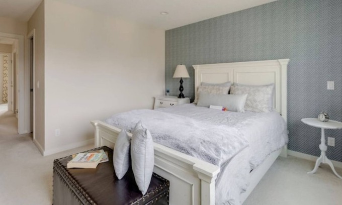 Cochrane House | Ideal Large Home 30 mins to the Rocky Mountains and 30 mins to Calgary!!
