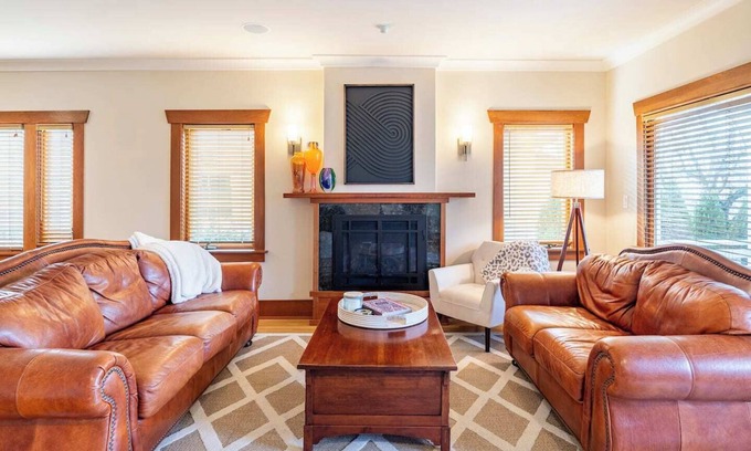 West Queen Anne House | Ideal location - Downtown: 5 mins. Well-appointed with everything + Chef's Kitchen