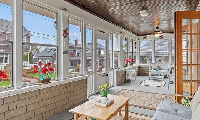Onset House | Idlehurst Getaway: 7-BR, 2-min from Onset Beach w/Wifi, AC units - sleeps 14!