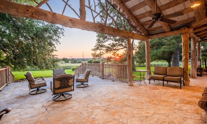 Fayetteville House | Idyllic 'Century Oaks Farm' in New Ulm on 46 Acres