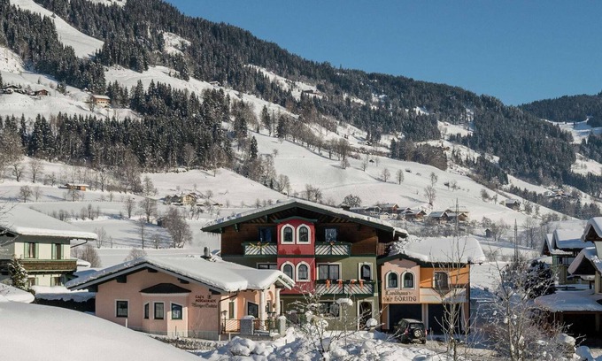 Goldegg House | Idyllic holiday home in Goldegg - Wen near ski bus