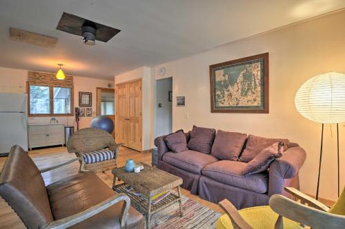Northport House | Idyllic Northport Cottage, Walk to Lakeside!