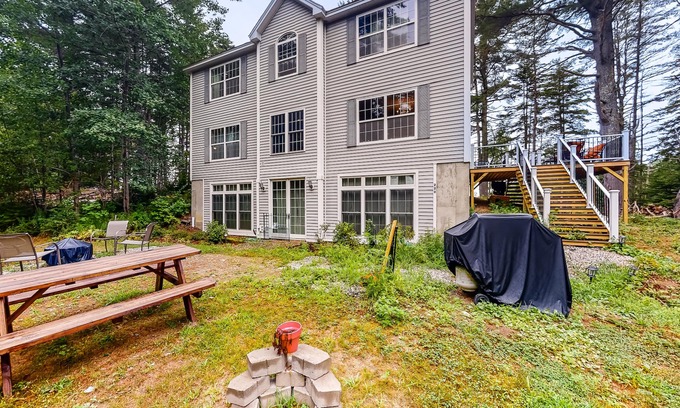 Waldoboro House | Idyllic waterfront home with furnished deck, grill, sweeping views & private W/D