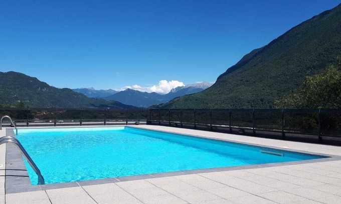 Porlezza Apartment | IL GELSOMINO apartment with pool and garden.