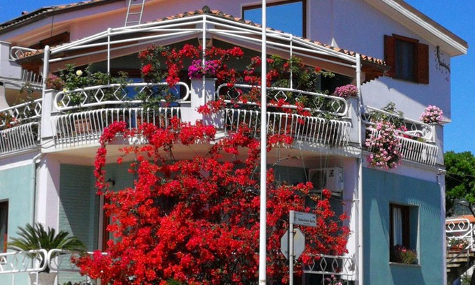 Villacidro Apartment | Il giardino all'angolo