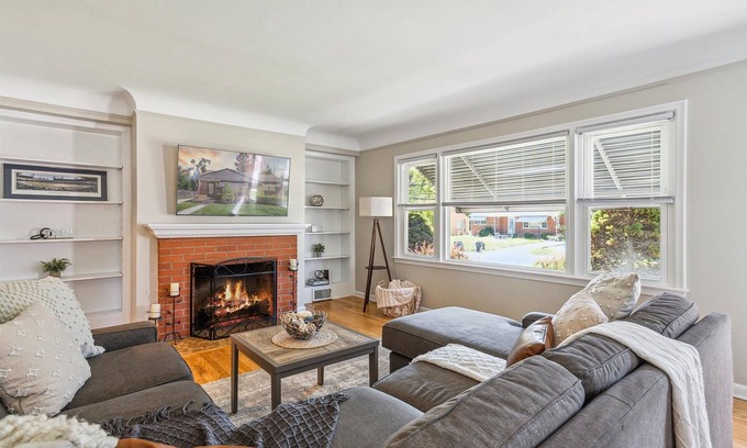 Dicken House | Immaculate Comfort, Short Walk To Michigan Stadium!