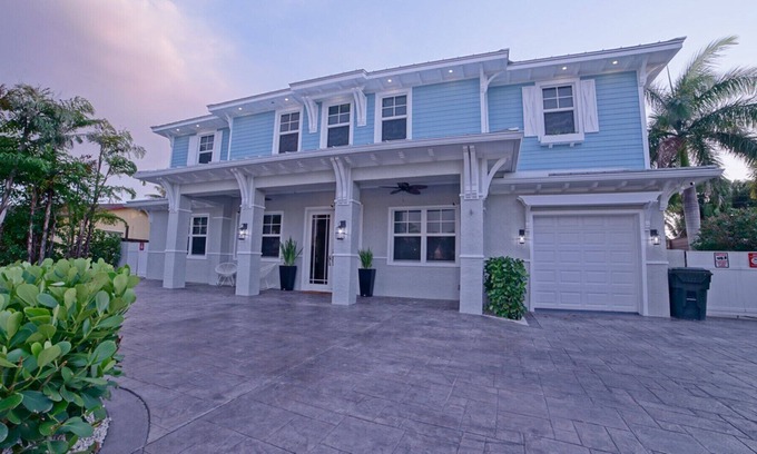 East Boca Raton Villa | Immaculate Contemporary Villa 1.5 mi to The Beach & Mizner Park - Long Term Only